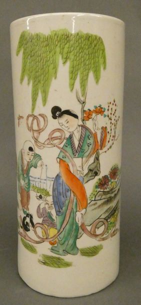 null CHINE


Vase rouleau en porcelaine à décor polychrome de personnages. 


Ht...