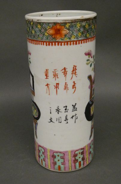 null CHINE


Vase rouleau en porcelaine à décor de pot de fleurs 


Dim. : 29cm