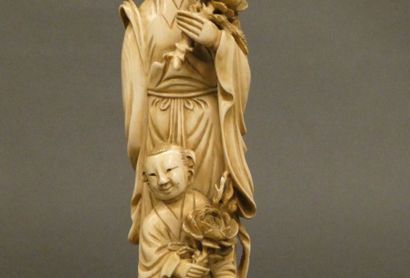 null CHINE


Sujet en ivoire sculpté figurant une dame de cour et un enfant. Cachet...