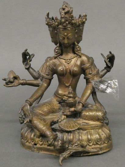 null Déesse assise à six bras (Kali?) en bronze à patine doré reposant sur un socle...