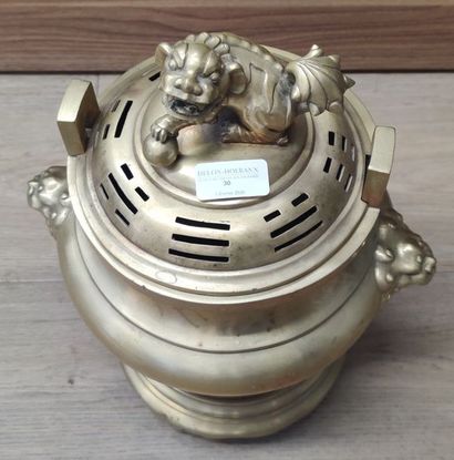 null INDOCHINE - Vers 1900


Brûle-parfum balustre tripode en bronze, le couvercle...