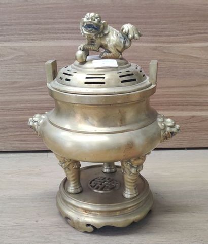 null INDOCHINE - Vers 1900


Brûle-parfum balustre tripode en bronze, le couvercle...