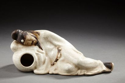 null JAPON 
Figurine en céramique à couverte beige craquelée représentant un moine...