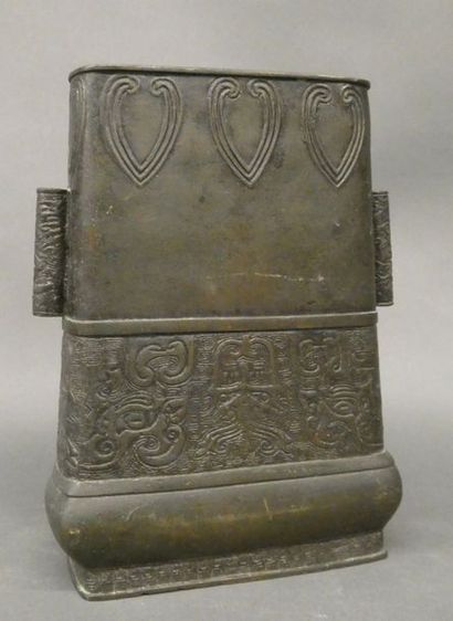 null CHINE


Vase aplati en bronze dans le style archaique à décor de masque de taotie


Dim....