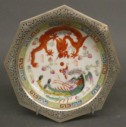 null CHINE


Coupelle en porcelaine à décor de dragon et paon, monture en argent...