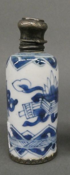 null CHINE 


Flacon cylindrique en porcelaine décoré en bleu sous couverte de fleurs...