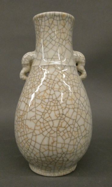 null CHINE


Vase en porcelaine à fond beige craquelé.


Fond percé


H : 22cm