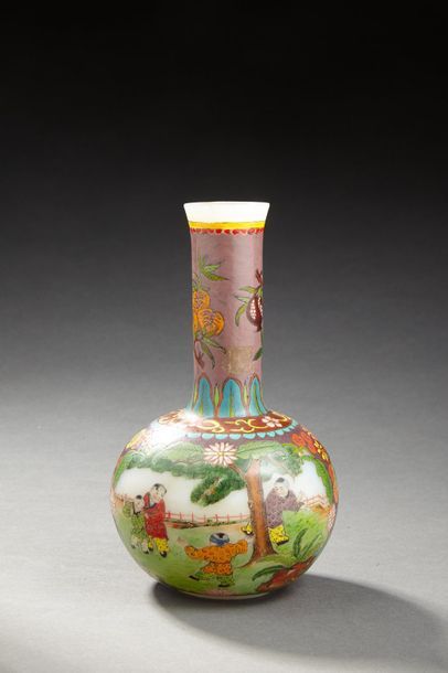 null CHINE 


Vase à long col étroit en verre décoré en polychromie d’enfants jouant...