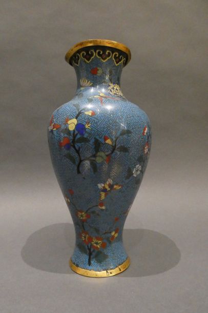 null CHINE


Vase en bronze cloisone? a? motif floral.


Fin XIXe sie?cle. 


H....