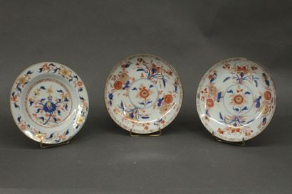 null CHINE


Ensemble de trois assiettes en porcelaine décoré dans la palette imari...