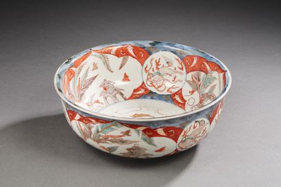 null JAPON
Coupe circulaire en porcelaine à décor imari de lièvres, pagodes et fleurs.
XIXème...
