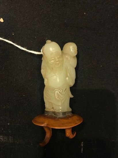 null CHINE 
Beau petit Groupe en jade clair sculpté représentant un homme portant...