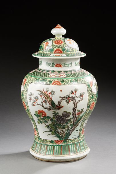 null CHINE
Vase couvert de forme balustre en porcelaine décoré en émaux de la famille...