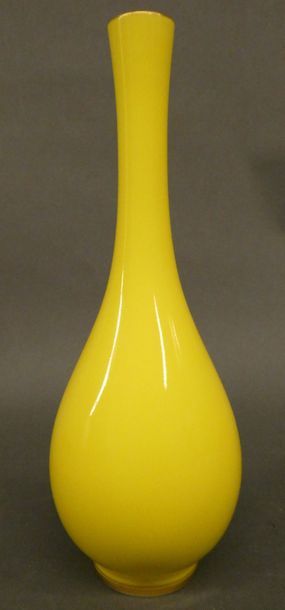 null CHINE - Epoque Moderne


Petit vase soliflore en porcelaine à fond jaune


Marque...