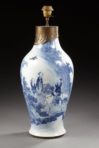 null CHINE 


Grand vase en porcelaine de forme balustre de?core?e en bleu sous couverte...