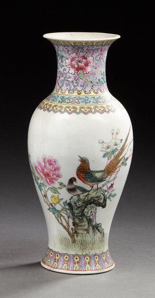null CHINE
Vase balustre en porcelaine de la famille rose.
H. : 26 cm