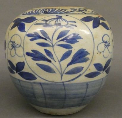 null CHINE


Vase boule en faience à décor en blanc et bleu de motifs floraux. 


Ht...