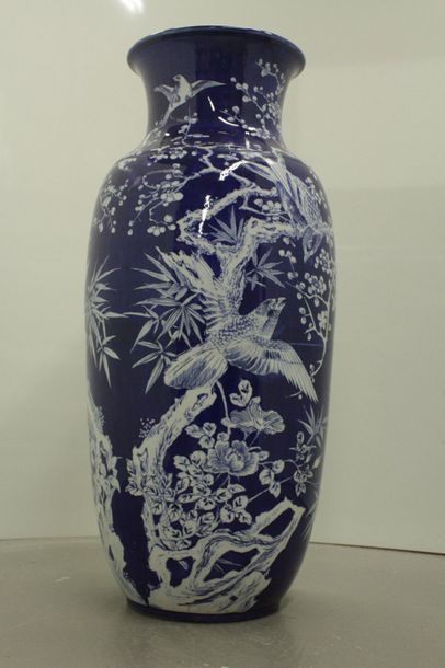 null CHINE


Important vase en porcelaine à décor blanc sur fond bleu


Dim 74cm