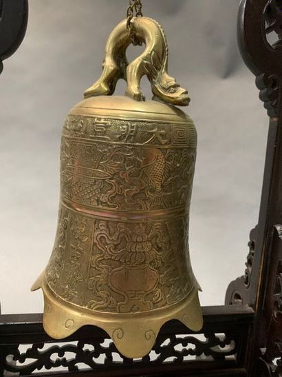 null CHINE


Gong en bronze à montant en bois sculpté et ajouré.


H. : 52 cm.
