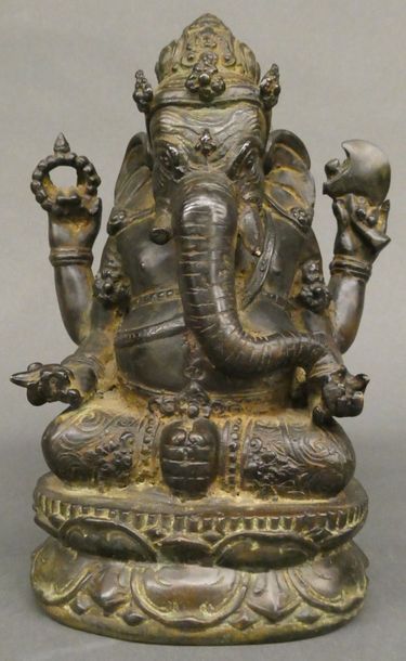 null Sculpture en bronze à patine brune figurant le dieu Ganesh. Travail hindoue....