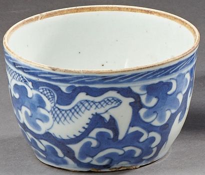 null CHINE 


Bol en porcelaine émaillé bleu sous couverte à décor d'un dragon parmi...