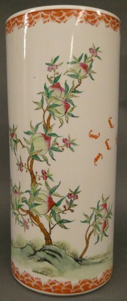 null CHINE 


Grand vase rouleau en porcelaine émaillé polychrome à décors de pèches...