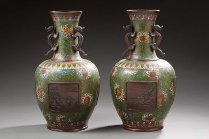 null JAPON


Paire de vases en bronze cloisonné décorés en polychromie de chrysanthème...