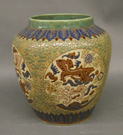 null Vase en porcelaine émaillé à décor de dragon sur un fond vert et bleu


H. ...
