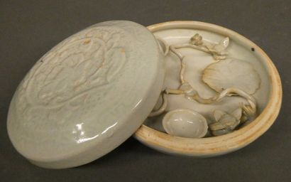 null Pot couvert en porcelaine celadon décoré d'une fleur en léger relief sur le...