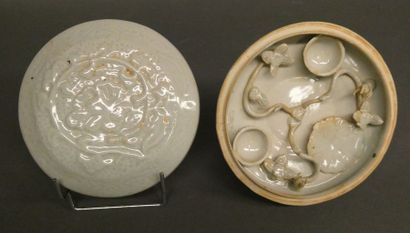 null Pot couvert en porcelaine celadon décoré d'une fleur en léger relief sur le...