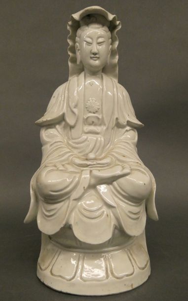 null CHINE


Figurine en porcelaine blanche sur socle en bois ajouré


Dim. (avec...