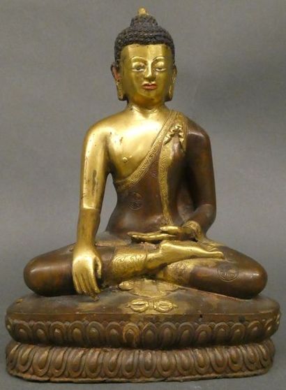 null Figurine en bronze à patine brune et or représentant Bouddha en position du...