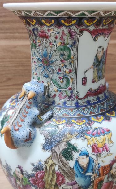 null Chine - XXème 
Vase en porcelaine à décor de personnages dans un jardin, épaulé...