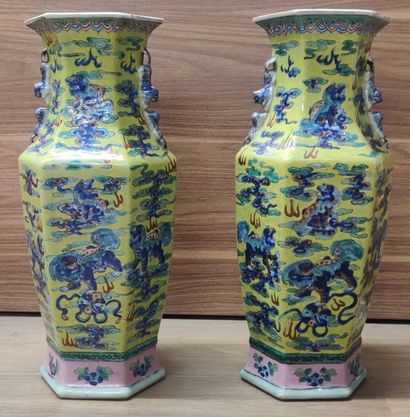 null Chine - Début Xxème
Paire de vase en porcelaine décoré en polychromie de lions...