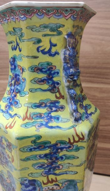 null Chine - Début Xxème
Paire de vase en porcelaine décoré en polychromie de lions...