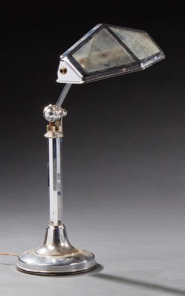 TRAVAIL MODERNISTE Lampe de bureau orientable en métal chromé et verre
H: 56 cm