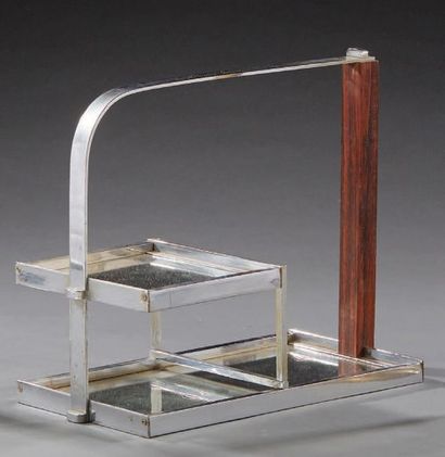 TRAVAIL FRANÇAIS 1930 
Centre de table moderniste à structure en métal chromé enserrant...