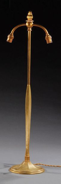 Travail des années 1930 
Pied de lampe en bronze doré à deux bras de lumière
H: 74...
