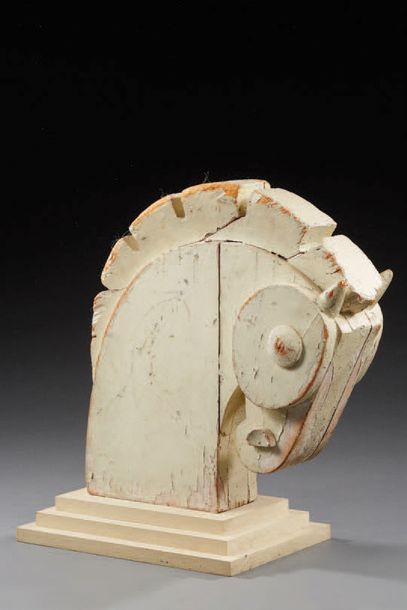 TRAVAIL 1930-1940 
Sculpture en bois laqué crème figurant une tête de cheval
H: 46...