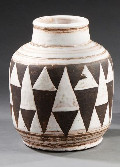 Edouard CAZAUX (1889-1974) 
Vase en céramique émaillée crème et noire à décor géométrique...