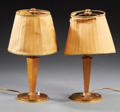 Philippe GENET (né en 1882) et Lucien MICHON (né en 1887) 
Paire de lampes en laiton...