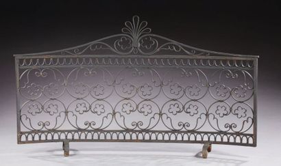 TRAVAIL 1930-1940 
Wrought iron screen with openwork decoration of vegetal motifs...