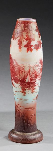 DEVEZ Vase piriforme en verre doublé à décor dégagé à l'acide d'un paysage lacustre...