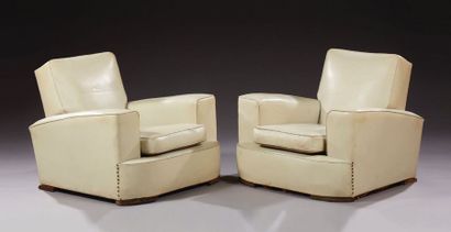 TRAVAIL 1930 
Paire de larges fauteuils bas entièrement recouverts de Skaï beige...