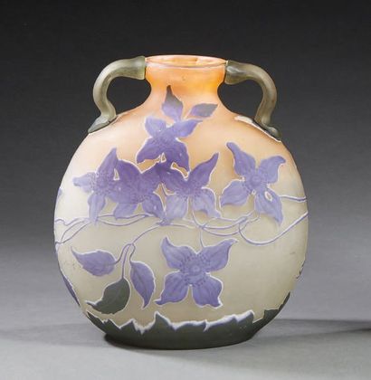 ÉTABLISSEMENTS GALLÉ Vase gourde à anses appliquées à chaud en verre doublé à décor...