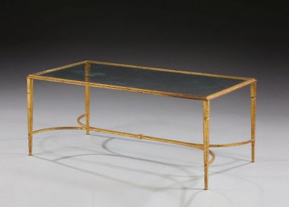Maison RAMSAY, attribué à 
Coffee table with rectangular glass top resting on a gilded...