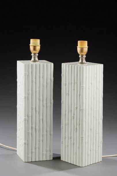 TRAVAIL ITALIEN Paire de lampes en bois laqué blanc imitant le bambou H: 50 cm
