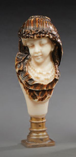 TRAVAIL 1900 «Buste de femme»
Cachet en ivoire sculpté
Initiales JM H: 8 cm