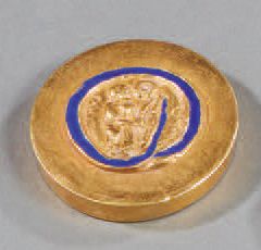 LINE VAUTRIN (1913-1997) 
Poudrier en bronze doré et émaux bleu
Signé «Line Vautrin»
D:...