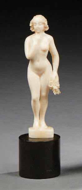 TRAVAIL 1900 «Femme nue au bouquet»
Sculpture en ivoire
Base cylindrique en marbrenoir
H:...